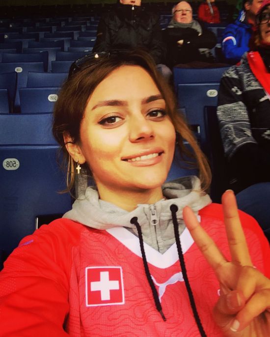 히잡을 쓰지 않았다는 이유로 감옥에 갈 위기에 놓였던 시바 아미니. 그녀는 현재 스위스로 망명한 상태다. (사진출처: 시바 아미니 인스타그램)