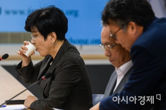 [포토] 물 마시는 김영주 고용노동부 장관