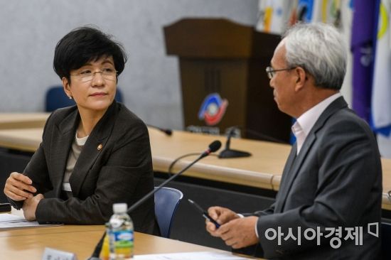 [포토] 의견 나누는 김영주 장관-문성현 위원장