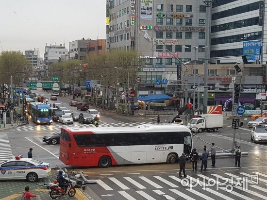 24일 오전 5시 50분께 서울 강서구 화곡역사거리에서 관광버스가 빗길에 미끄러져 전신주를 들이받는 사고가 발생해 출근길 교통혼잡이 빚어지고 있다. 사진=김민영 기자