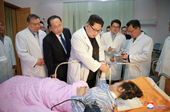 김정은 북한 노동당 위원장이 23일 교통사고로 중국인 관광객들이 입원해있는 병원을 찾아 부상자들을 직접 위로하고 있다. [이미지출처=연합뉴스]