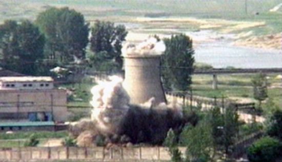 2008년 6월 북한은 북핵 6자회담 합의에 따른 핵연료봉 제조시설의 불능화 조치로 영변의 원자로 냉각탑을 폭파시키고 미국 방송들이 이를 중계하기도 했다. 하지만 곧 합의를 파기시키고 다시 핵실험을 강행했다.(사진=연합뉴스)