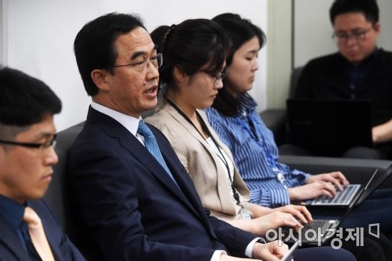 [포토]남북 정상회담 D-3, 발언하는 조명균 통일부 장관