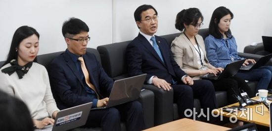 [포토]남북 정상회담 D-3, 기자들 만난 조명균 통일부 장관