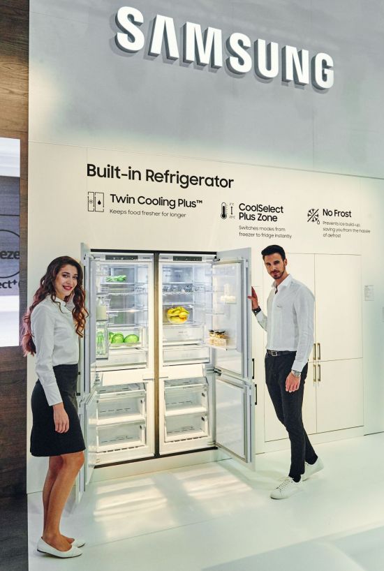 삼성전자는 이탈리아 밀라노에서 17일에서 22일까지 개최되는 유로쿠치나 2018에서 독립냉각 시스템 ‘트윈 쿨링(Twin Cooling)’이 적용된 유럽형 상냉장ㆍ하냉동 타입 등 다양한 프리미엄 빌트인 냉장고 라인업을 선보였다.