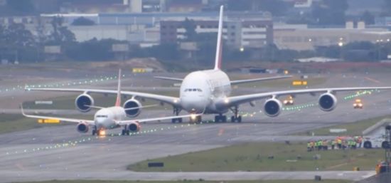 현존 가장 큰 여객기인 A380-800과 일반 여객기의 평균 사이즈인 B737-800의 크기 비교. 두 항공기가 나란히 활주로로 이동 중인 모습.[사진=유튜브 화면캡처]