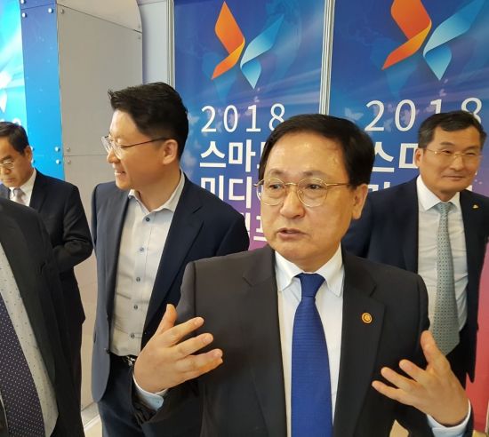 유영민 과학기술정보통신부 장관이 24일 기자들과 만나 5G주파수 경매에 대한 의견을 밝히고 있다.