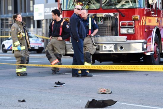캐나다 토론토에서 차량돌진 사고가 발생한 후 경찰이 조사를 벌이고 있다.사진=연합뉴스