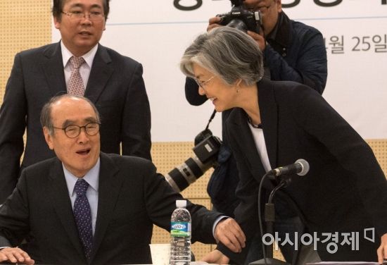[포토] 인사 나누는 강경화 장관-이홍구 전 총리
