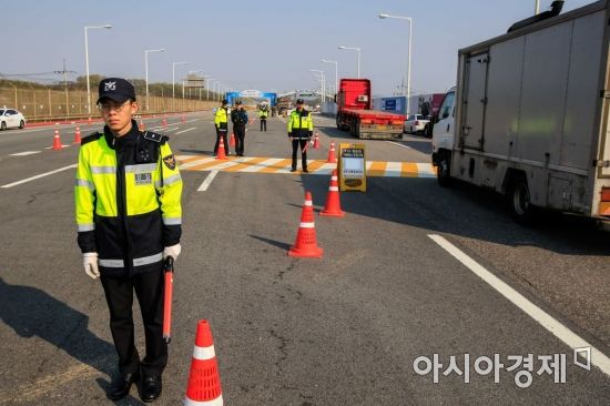 [포토] 이틀 앞으로 다가온 남북정상회담, 통일대교 경계 강화