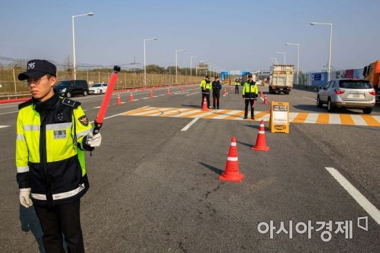 [포토] 통일대교 입구 경계 강화하는 경찰병력