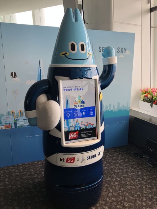 KT는 롯데월드타워 전망대 서울스카이와 서울 송파구 제2롯데월드 서울스카이에서 '로봇 제휴 사업을 위한 협약'을 체결했다고 25일 밝혔다. 사진은 롯데월드타워 전망대에 운영될 KT 5G 로봇 '로타'의 모습.
