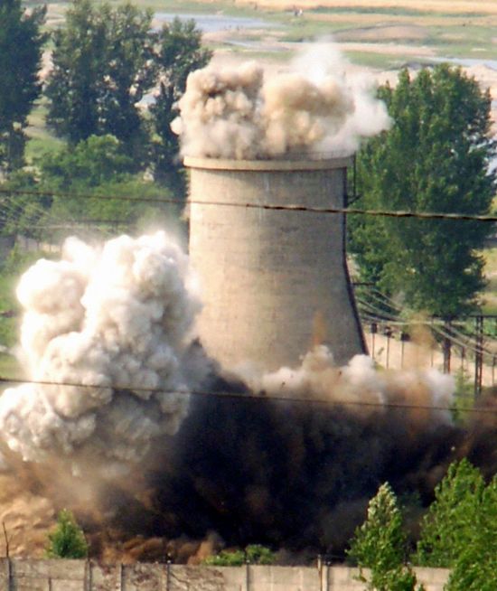 (서울=연합뉴스) 북한은 지난 21일 핵 실험과 대륙간탄도미사일(ICBM) 발사중단 및 핵실험장 폐쇄를 발표했다. 사진은 2008년 6월 27일 북한 영변의 핵시설 냉각탑이 폭파되는 모습.