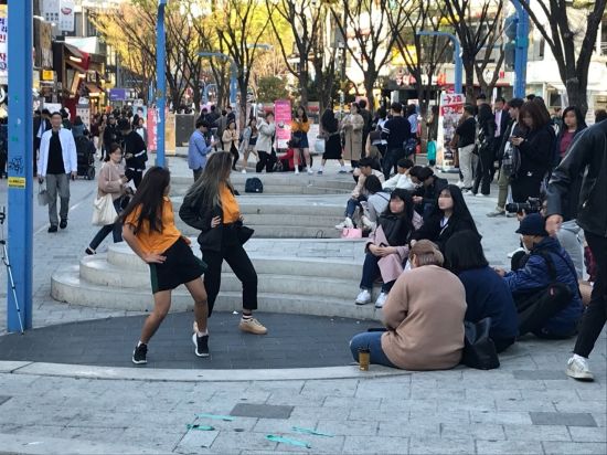 11일 오후 6시 서울 마포구 홍대입구역 버스킹존에서 시민들이 댄스 버스킹을 보고 있다. 사진=위진솔 honestywe@asiae.co.kr