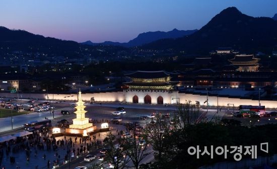 [포토] 광화문 광장에 불 밝힌 봉축 석가탑