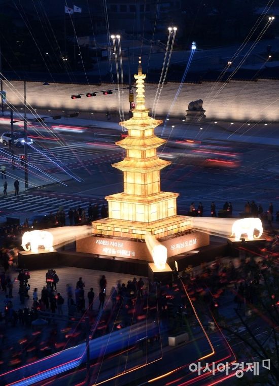 [포토] 서울 광화문광장에 환하게 불 밝힌 봉축 석가탑