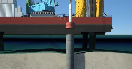 해상풍력발전기 설치선이 풍력발전기 기둥을 설치할 쇠기둥을 '모노파일' 방식으로 해저에 박아 넣고 있는 모습.[사진=유튜브 화면캡처]