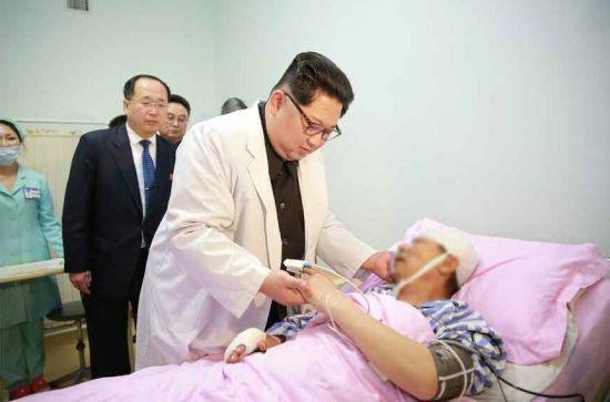 김정은 북한 국무위원장이 북한에서 발생한 중국인 관광객들의 교통사고와 관련, 병원을 찾아 부상자들의 치료 상황을 살펴봤다고 노동당 기관지 노동신문이 24일 보도했다. [이미지출처=연합뉴스]