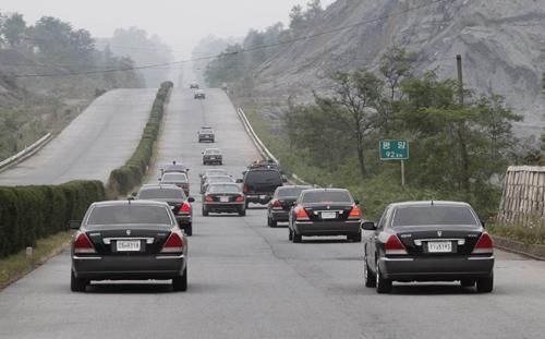 2007년 10월 남북정상회담을 위해 방북한 당시 노무현 대통령의 차량 행렬이 평양-개성간 고속도로를 달리고 있다(사진=연합뉴스).