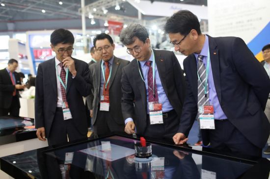 SK종합화학 김형건 사장(왼쪽 세번째)이 25일 중국 사업 임원들과 함께 차이나플라스 현장을 찾아 자사 부스를 둘러보고 있다. [사진= SK종합화학 제공]