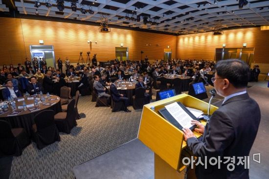 [포토] 개막사하는 최영범 아시아경제 대표