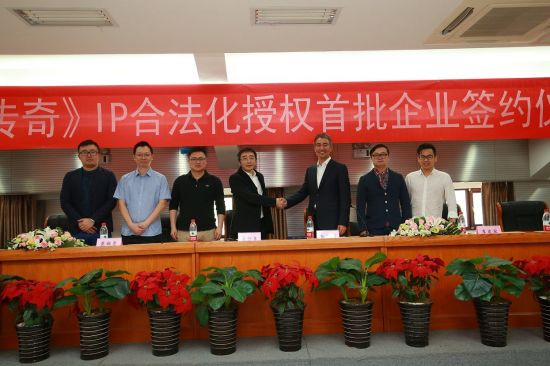26일 장현국 위메이드 대표이사(왼쪽 다섯 번째)를 비롯한 중국 현지 관계자들이 '미르의 전설2' IP 정식 수권계약을 체결한 뒤 기념 촬영을 하고 있다. (사진 : 위메이드)