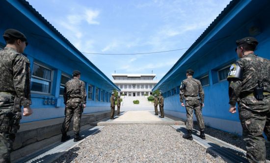 2018 남북정상회담을 하루 앞둔 26일 오후 판문점은 남북 군인들이 경계근무를 서고 있다. 
사진=판문점공동취재단