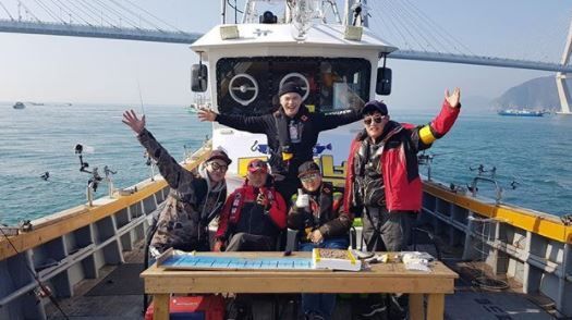 ‘도시어부’ 마이크로닷, 멤버들과 함께한 인증샷 눈길…“도다리 잔치!”