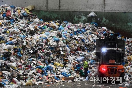 中, 고체폐기물 32종 수입 금지…'재활용 쓰레기 대란 재개되나'