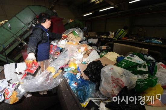 "연간 190억장…'비닐봉투 중독' 한국인, 세계적 망신"