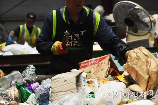 재활용 처리시설에서 근로자들이 컨베이어 벨트에서 재활용 선별작업을 하고 있다. /문호남 기자 munonam@