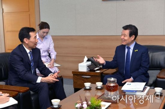 [포토] 윤장현 광주광역시장, 제임스 최 주한 호주대사 접견