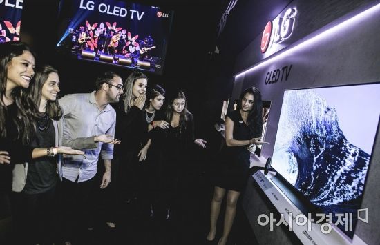 ▲LG전자 모델들이 브라질 상파울루에서 개최된 '2018년형 LG전자 TV 신제품 출시회'에서 기념 사진을 촬영하고 있다.(제공=LG전자)