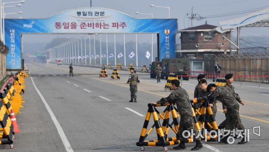 [포토] 통일대교 위 분주한 군인들