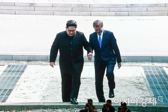 [남북정상회담]'뿔테 안경 쓴' 김정은의 인민복에 '줄무늬' 왜 들어갔을까