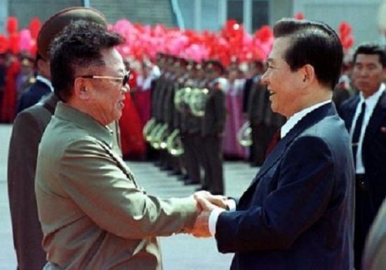 [남북정상회담]'뿔테 안경 쓴' 김정은의 인민복에 '줄무늬' 왜 들어갔을까