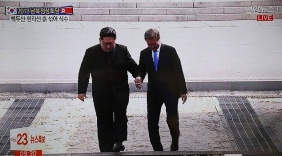 군사분계선 남으로 넘어오는 남북 정상 문재인 대통령과 김정은 위원장. 사진=연합뉴스