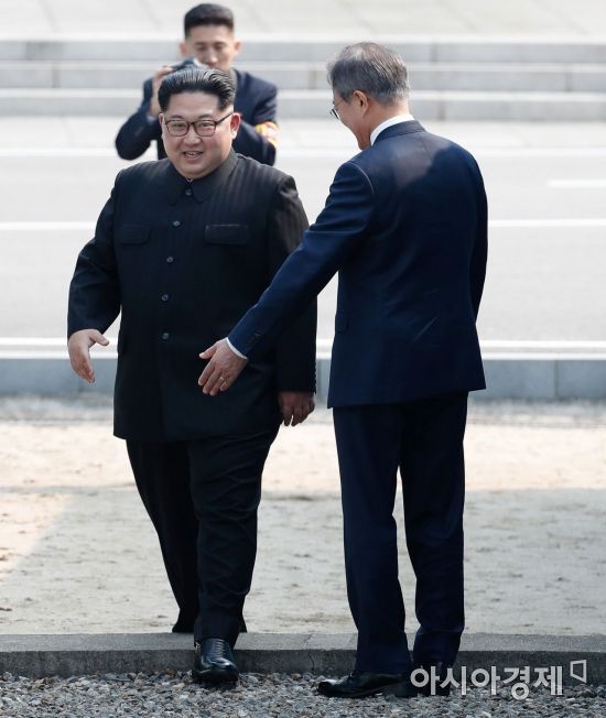 [포토]군사분계선 넘는 김정은 북한 국무위원장