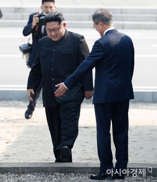 [포토]군사분계선 넘는 김정은 북한 국무위원장
