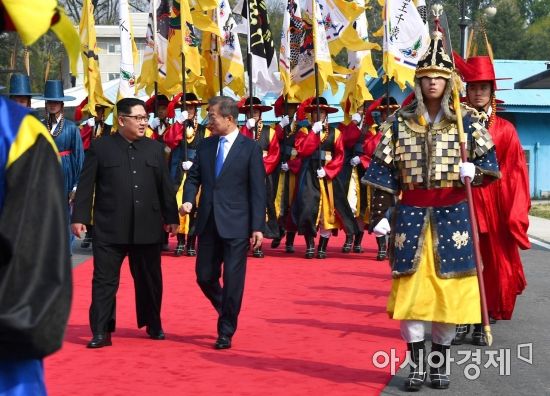 文 만난 김정은…활짝 웃는 얼굴·걸을땐 연습한 티