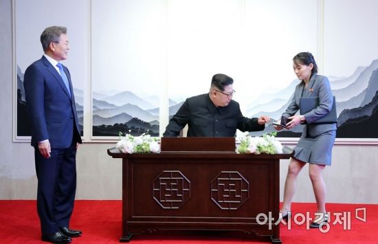 [포토]방명록 작성하는 김정은 바라보는 문재인 대통령