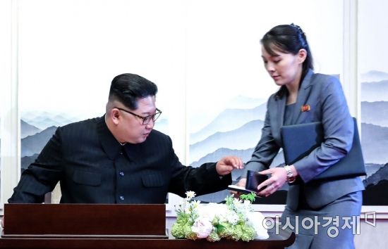 [포토]방명록 쓰는 북한 김정은 국무위원장
