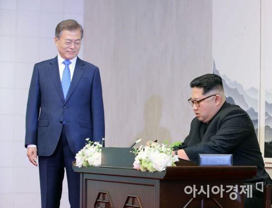 [포토]김정은 바라보는 문재인 대통령