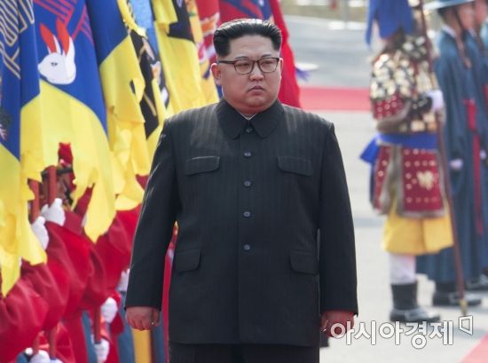 [포토]국군의장대 사열하는 김정은 국무위원회 위원장