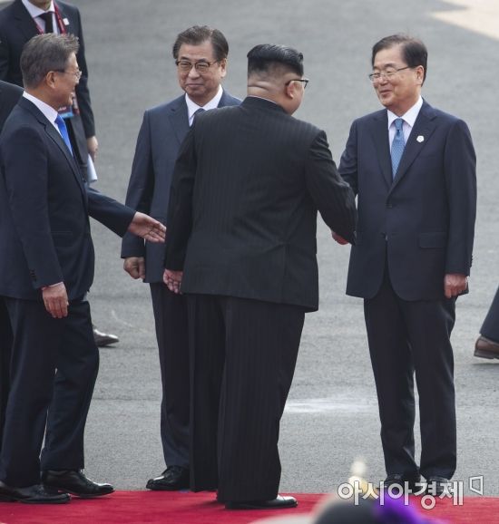 [포토]남측 수행원들과 인사하는 김정은 국무위원회 위원장