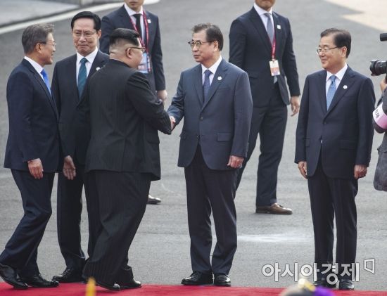 [포토]남측 수행원들과 인사하는 김정은 국무위원장