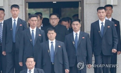 북한 김정은 국무위원장이 27일 판문점 북측 판문각에서 수행원들과 함께 걸어나오고 있다. 사진=연합뉴스