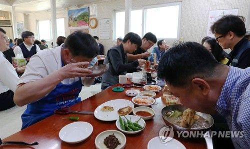 “오늘 점심은 평양냉면”…김정은 위원장 ‘냉면’ 언급에 냉면집 북새통 