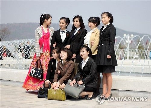 핸드백 들고 단체사진 찍는 북한 여성들.사진=연합뉴스