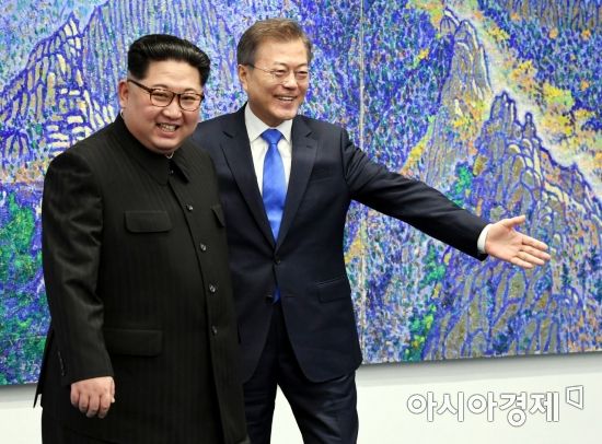 [포토]김정은 북한 국무위원장 자리 안내하는 문재인 대통령